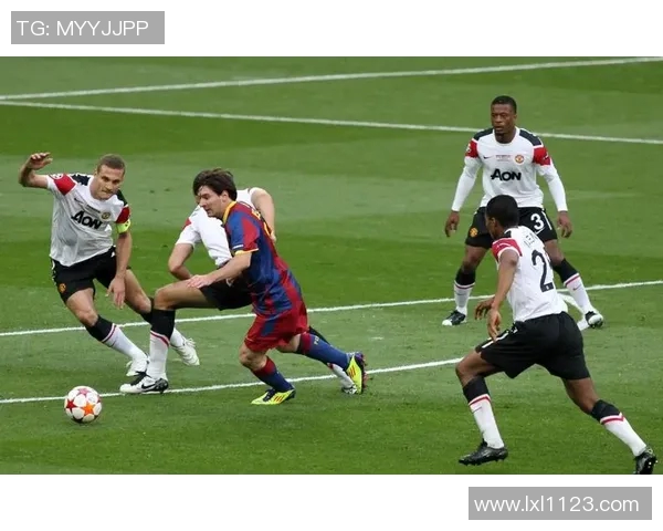 在繁忙大街上偶遇足球明星的奇妙瞬间与难忘回忆