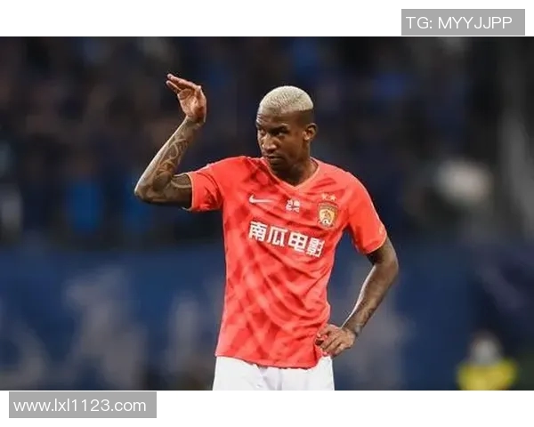 大牌足球明星因失误遭遇背锅视频引发球迷热议与讨论