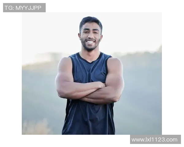 法国足球明星腹肌训练揭秘展现运动员完美身材的秘密与坚持