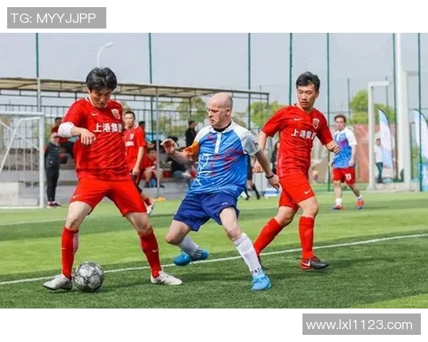 热情似火的足球明星们热血拼搏在绿茵场上展现风采